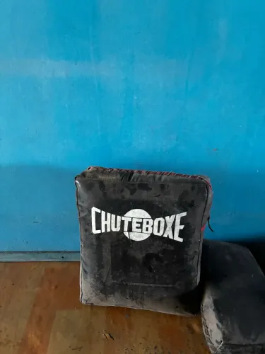 Kit de aparadores de chute e escudos de impacto para treinamento de Muay Thai, Boxe e MMA.