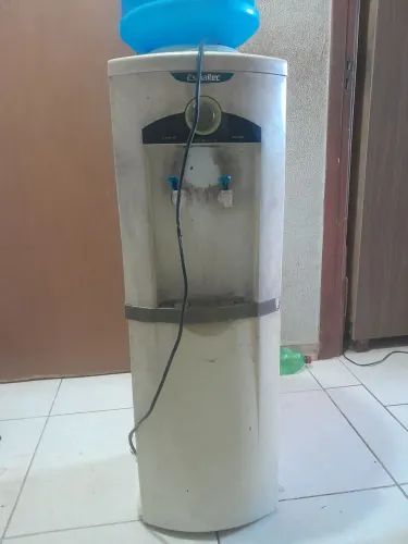 Bebedo gela água 