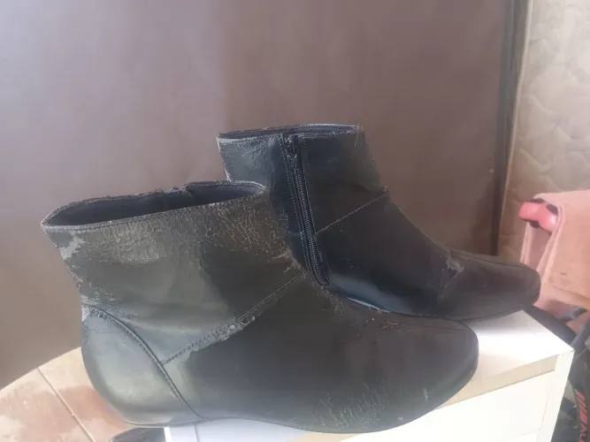 Bota número 37 usada como mostra as fotos