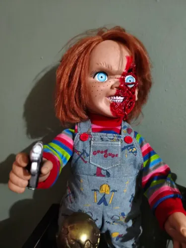 Boneco Chuck Mezco , 38 cm , fala frases,raro