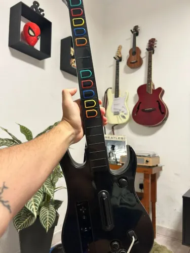 GUITARRA PARA NINTENDO WII + JOGO GUITAR HERO.