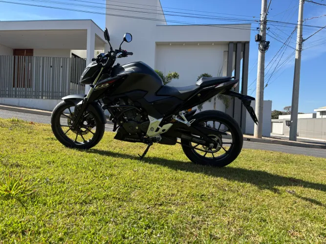 Honda CB 300F 2025 Cinza Metálica | Único Dono | 9.500 km | Garantia Honda ?