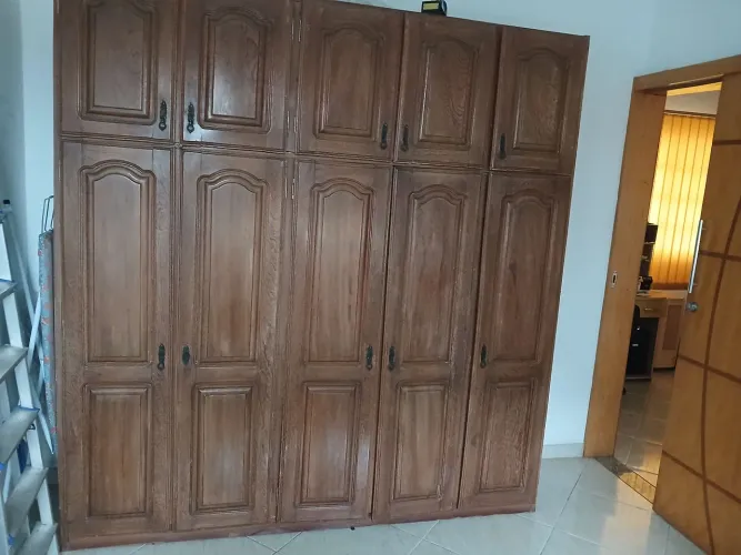 Vendo Guarda-roupas usado, em madeira de lei, em bom estado, o comprador deve desmontar e
