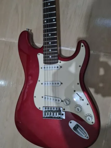Vende-se guitarra Condor bem conservada !