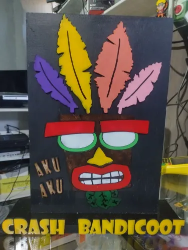 MOLDURA DE ENFEITE COM BASE CRASH BANDICOOT -AKU AKU