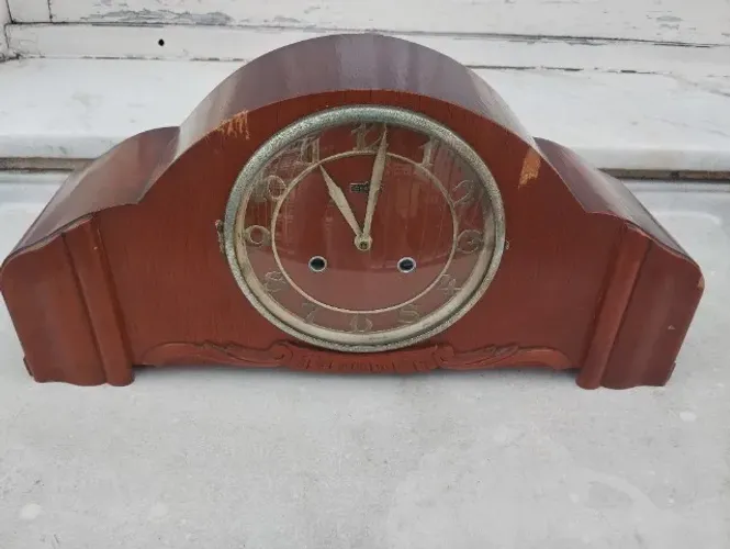 Relógio de mesa em madeira marca Schattan-veja o vídeo