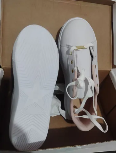 Vendo esse tênis branco nunca usado !