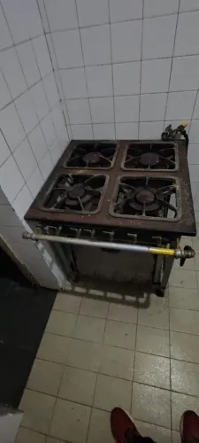 Vendo Fogão Industrial 4 Bocas com Forno.