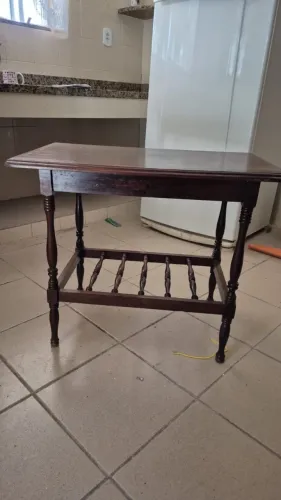 Mesa de madeira retangular maciça