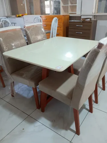 Mesa Laqueada em madeira com 04 cadeiras alcochoadas