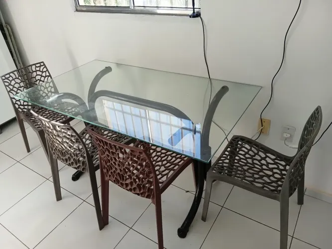 Mesa de vidro com 4 cadeiras