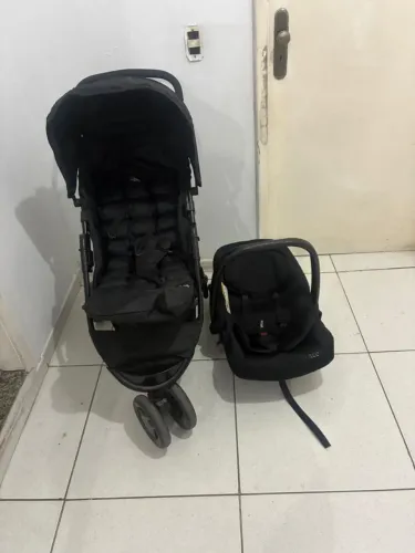 Carrinho com bebê conforto