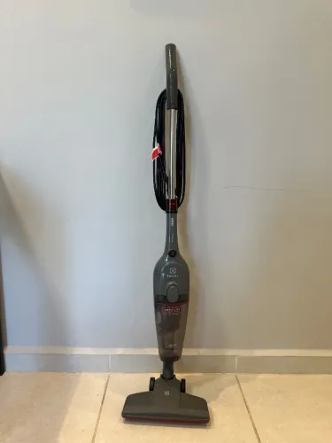 Aspirador pó Vertical Electrolux 2 em 1, Cinza, 220V | 1450W, capacidade 1,6L, cabo 6m