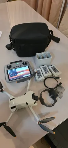 Drone dji mini 4 Pro Fly More Combo Plus 4K, com tela mais 3 bareria de 45 minutos cada
