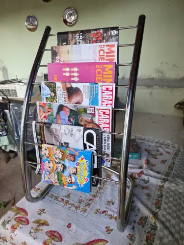 Revisteiro de chão