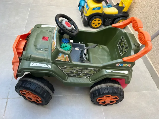 Carro grande de brinquedo. 