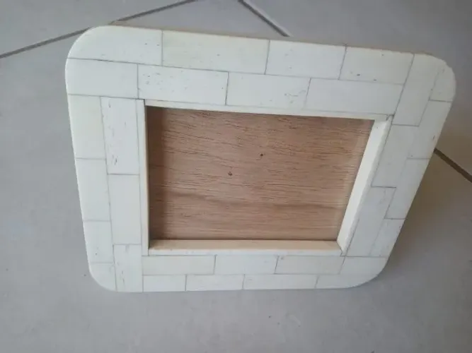 Porta retrato com delicada moldura em osso