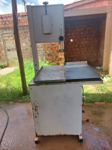 Máquina serrafita, marca metvisa. Funcionando perfeitamente.  Para açougue, feira, fazenda
