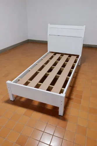 Cama de solteiro (laqueada)