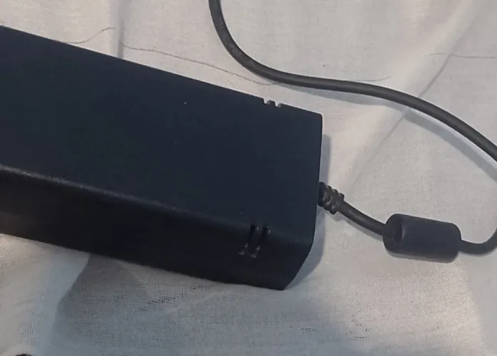 (VENDO FONTE DE ENERGIA DE XBOX 360 SEM CABO DE FORÇA LEIA A DESCRIÇÃO)