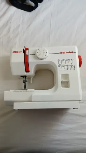 Máquina de costura Janome Sew Mini semi nova