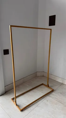 * Cabideiro Metálico Dourado Moderno - Pouco Uso