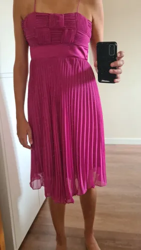 Lindo vestido de festa com saia plissada na cor rosa tam. 42