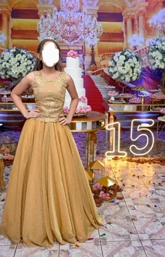 Vestido dourado de debutante.