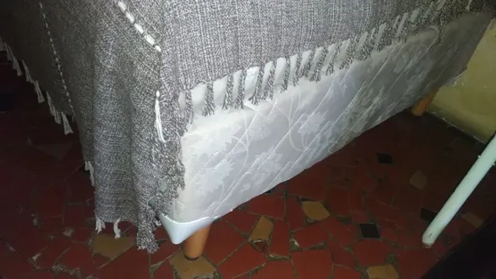 Cama Box para solteiro, com colchão, perfeito estado. E outros.