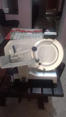 Máquina de Cortar Frios