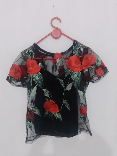 Blusa  preta com flores vermelhas