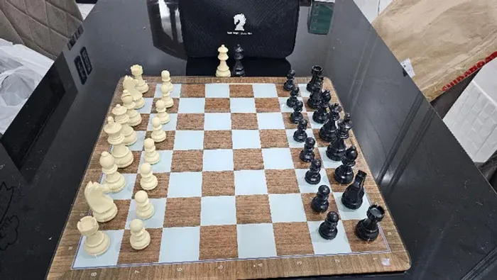 Tabuleiro de Xadrez de Vidro  casas 5,5 cm + Peças de Luxo Rei 9,5 cm