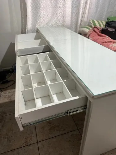 Penteadeira branca com 2 gavetas + vidro 