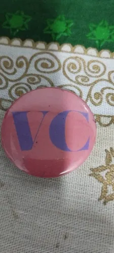 Botton com alfinete "VC"