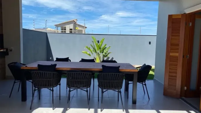 MESA DE MADEIRA RETANGULAR COM 8 CADEIRAS DE CORDA NÁUTICA