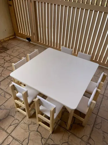 Mesa infantil com 8 lugares