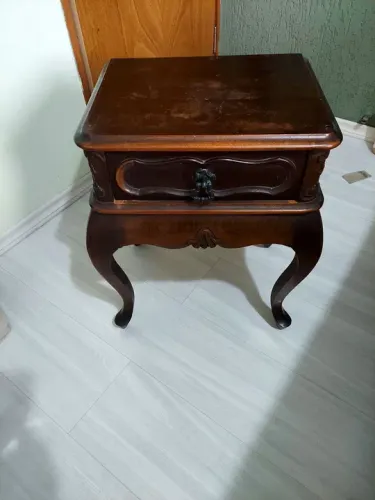 Mesinha de cabeceira antiga de madeira