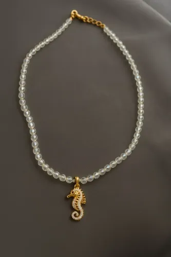 Colar com pingente de cavalo-marinho dourado