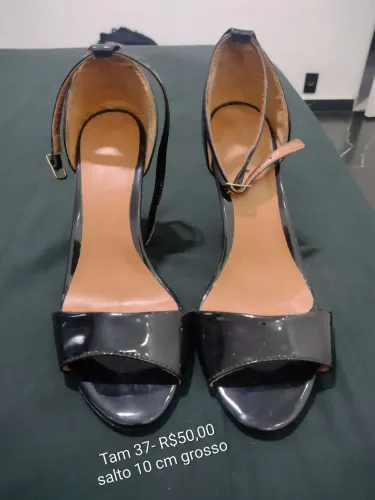 Sandália preta Tam 37