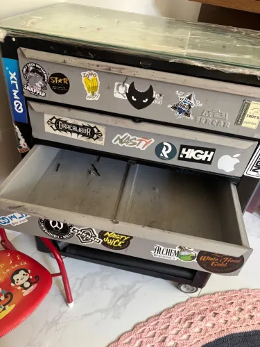 Carrinho Auxiliar para Tatuador - Com Gavetas, Rodas e Tampo de Vidro.