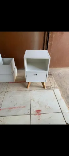 Mesa de cabeceira moderna branca
