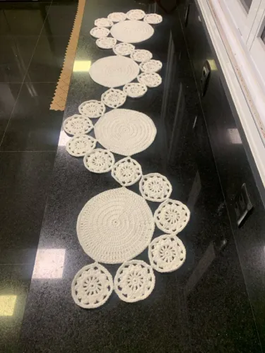 Caminho de mesa de crochê artesanal