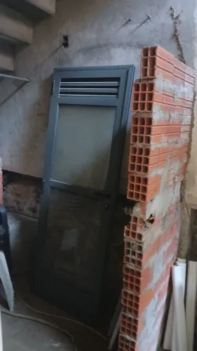 Porta de alumínio com Vidro semi nova