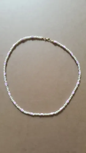 Colar de pérolas com miçangas rosa delicado 