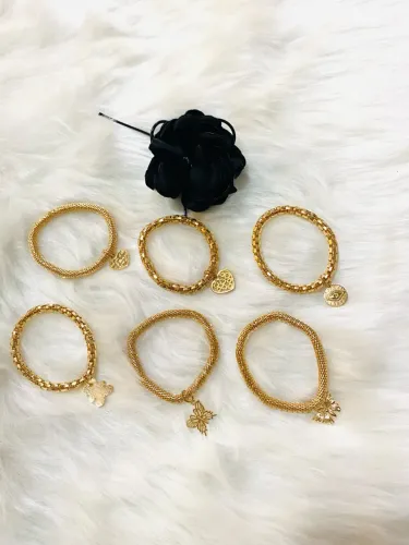 Pulseiras Douradas com Pingentes