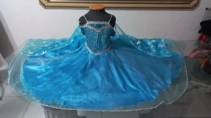FANTASIA INFANTIL ELSA (FROZEN), VESTIDO AZUL DE ORGZ E GLITERIZADA TAM (P) 