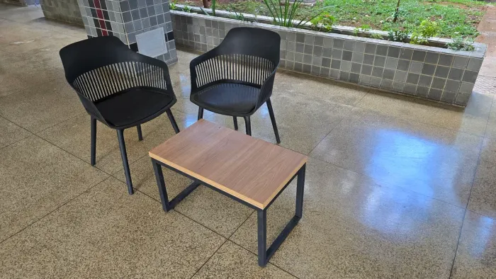2 cadeiras e mesa de centro em MDF e Metalon