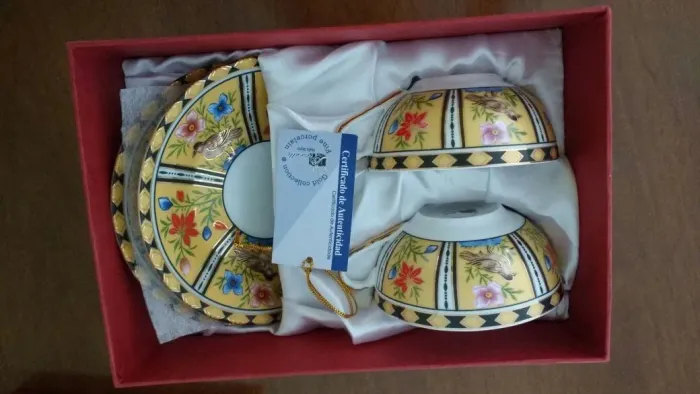 Jogo de Chá em Porcelana Importada comDetalhes Dourados