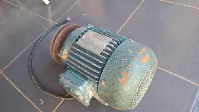Motor elétrico trifásico.