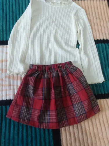 Conjunto Blusa Branca com Saia Xadrez